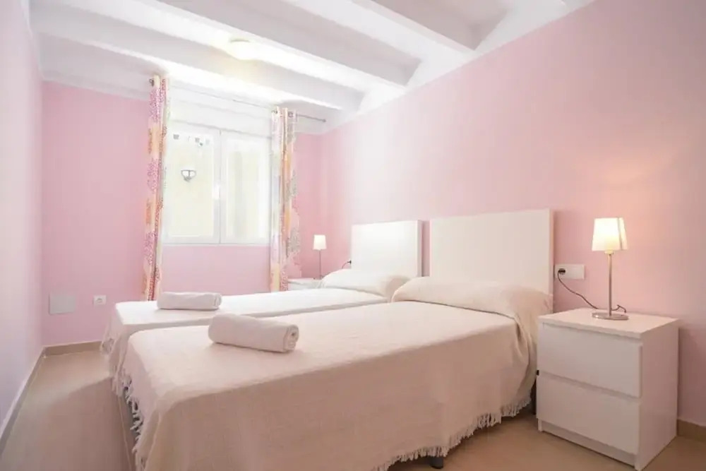 Bungalow - 4 Bedrooms with Pool and WiFi - 104998