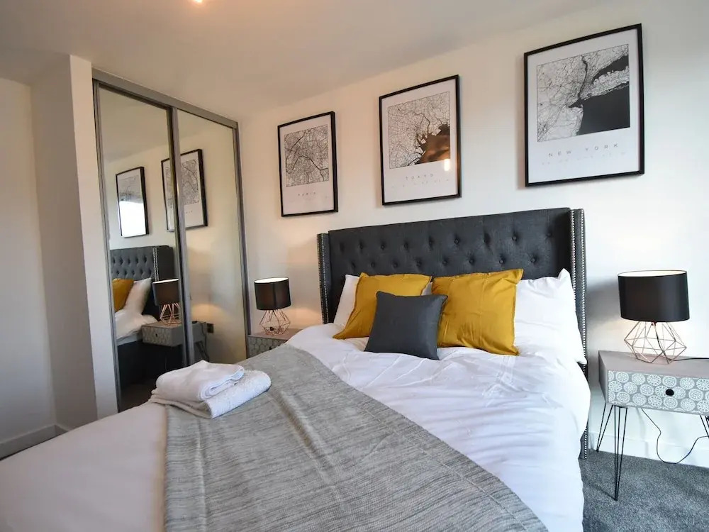 Contemporary Apartment in Sheffield near River