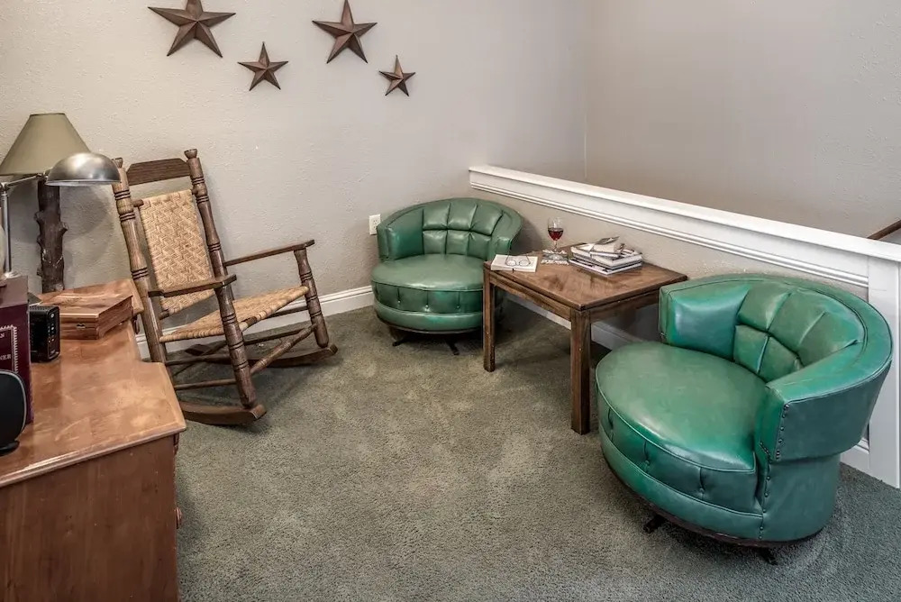 1st Wood N' Box Lodge - Three Bedroom Cabin