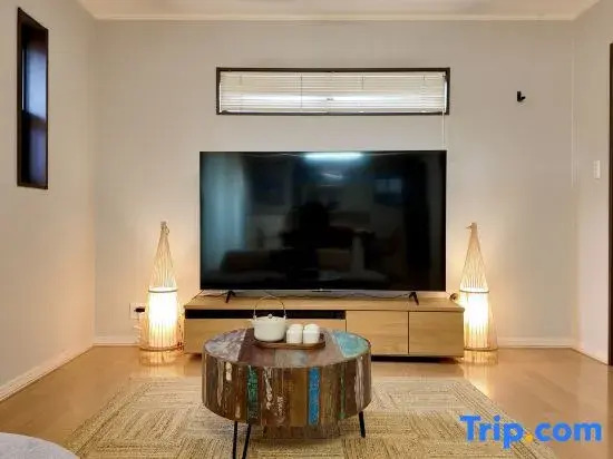 "Jialin"  2-12 people, 4 bedrooms, 2 showers, 1 living room, 1 kitchen, 1 parking space