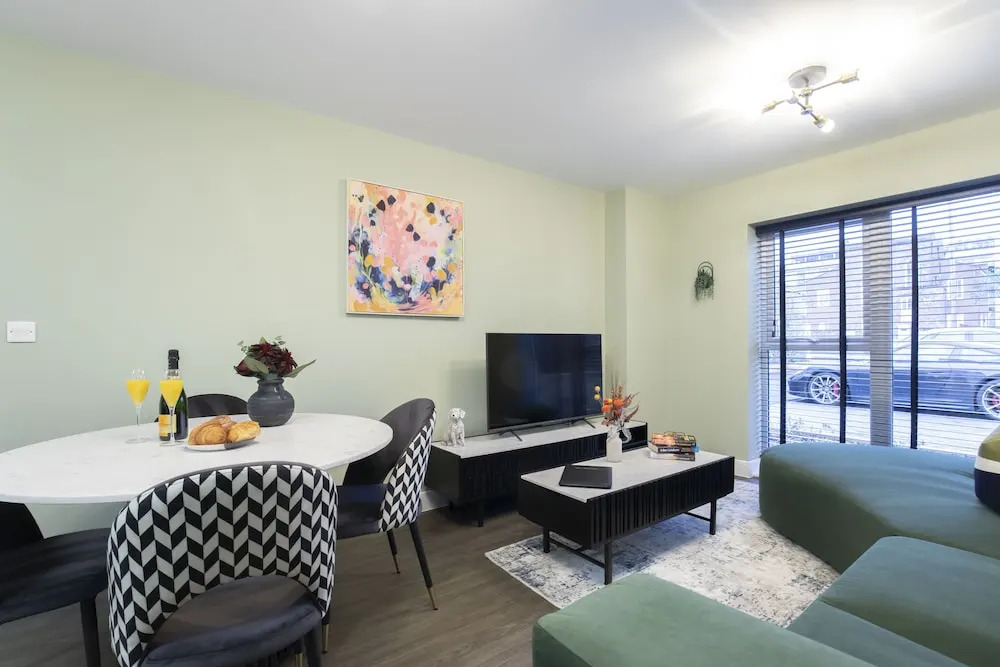 Elliot Oliver - Deluxe Two Bedroom Apartment With Parking & EV Charger