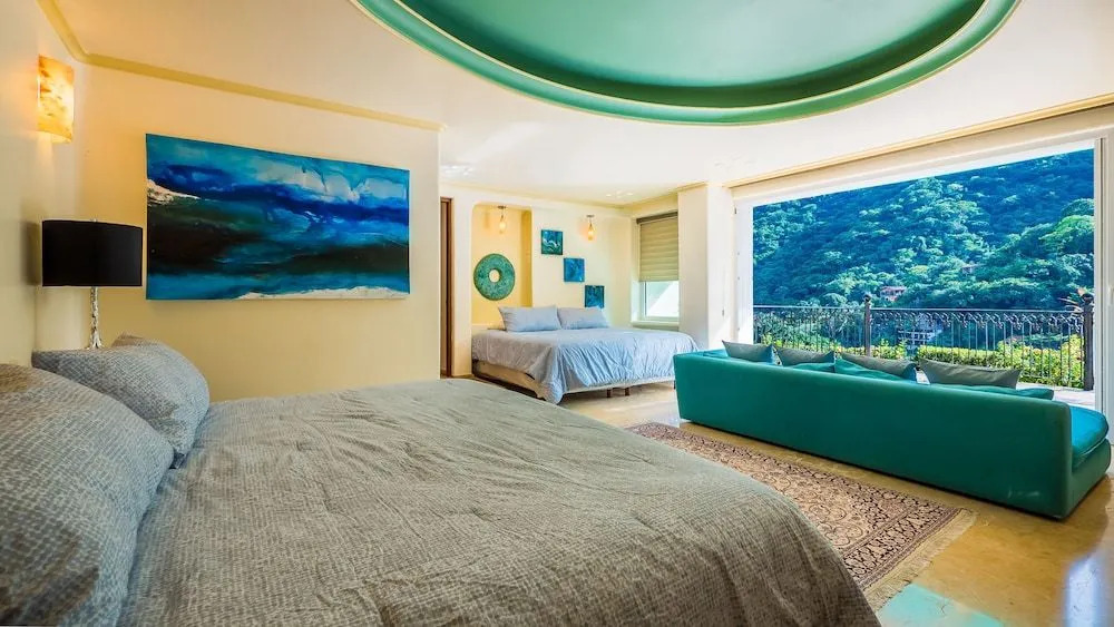 Penthouse With Amazing Views, and Luxury Throughout