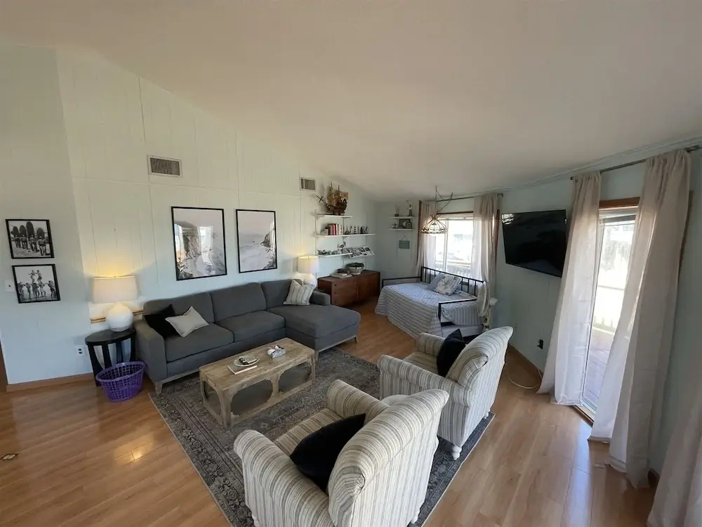 46221 Oramar Drive House by RedAwning