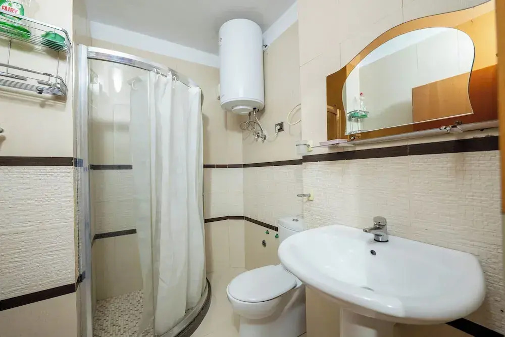 Tirent Apartment - Spacious 2-Bedroom Stay Near Liqeni i Thatë