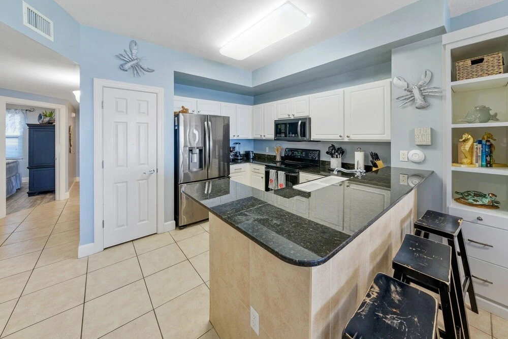 Sea-horsey 3 Bedroom Condo by RedAwning