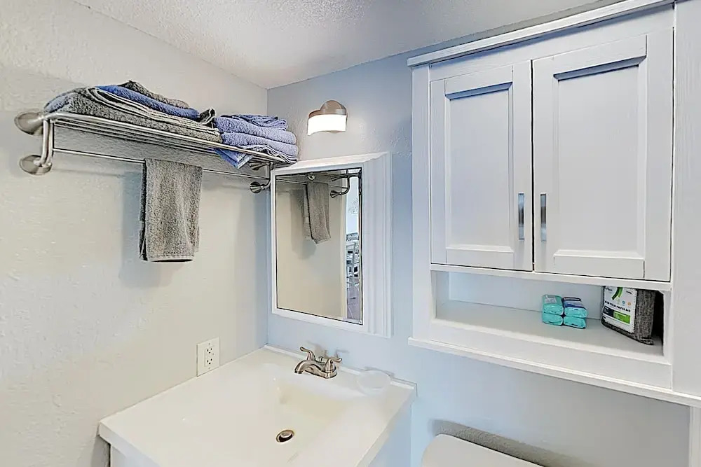 Landfall Tower W/ Balcony, Pool & Boat Slips 1 Bedroom Condo