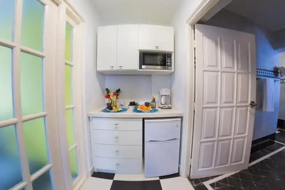 Deluxe Suite Deluxe Suite - Kitchenette- Walk to Marriott Beach
