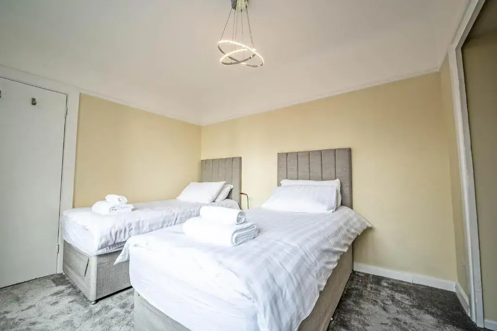 The Manor - Large Luxury home in Bournemouth - Sleeps 12+
