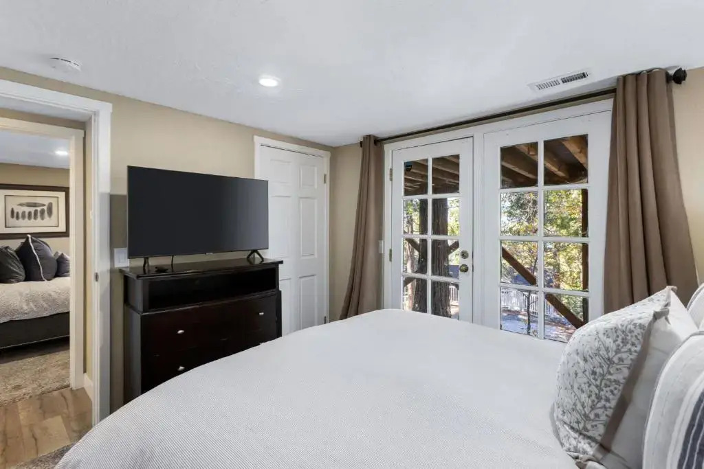Spectacular Lake View, Luxe 3 Level Home, 1750 sqft, AC, Dogs, Walk to Village