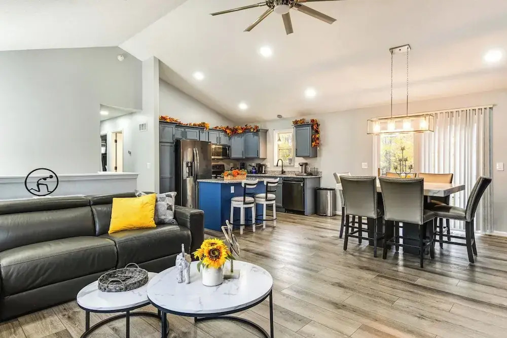 Cozy Ohio Home - Deck, Arcade Games & Near Golfing