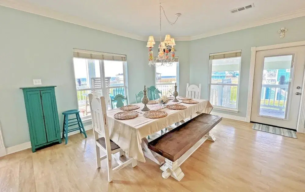 The Green Seahorse 4 Bedroom Home by RedAwning