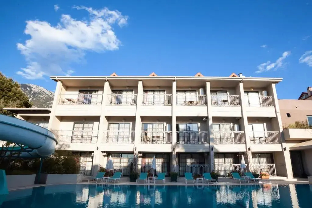 1 Room, Luxury shared pool apartment