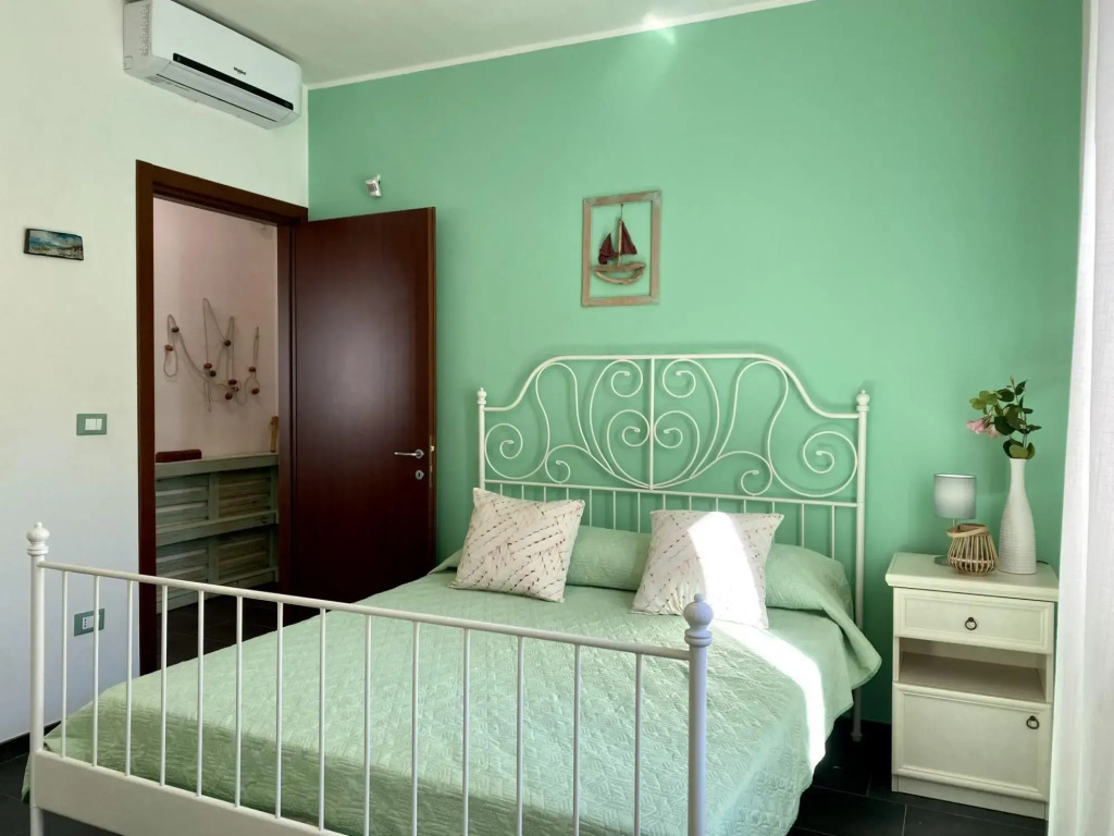 Apartment in villa, suitable for families, swimming pool, large outdoor spaces-Salice by Villa Rita