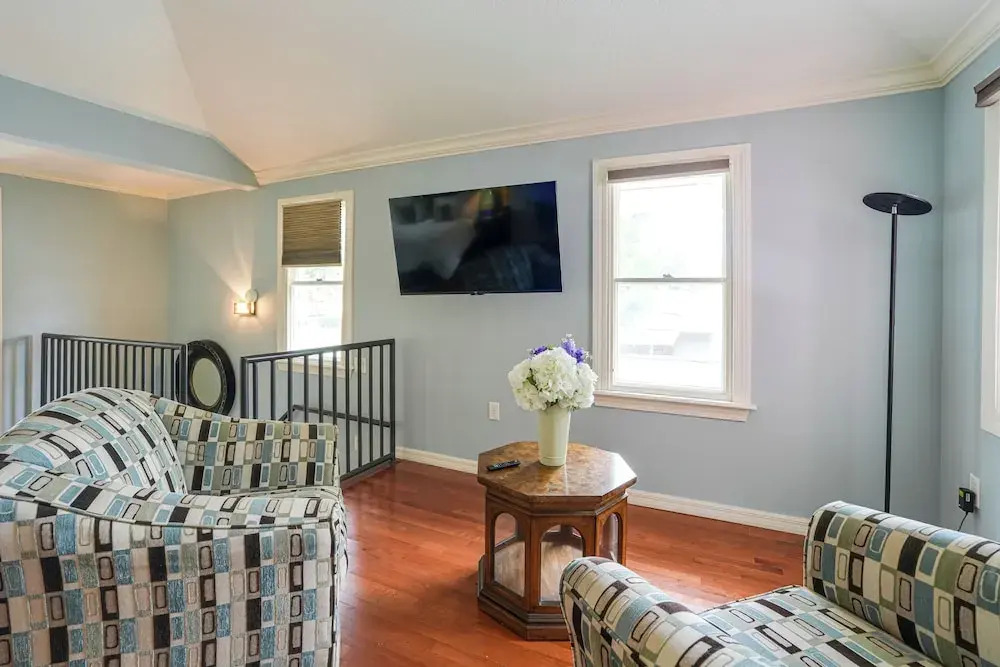 Mt Dora Garden Cottage w/ Patios, Walk to Downtown