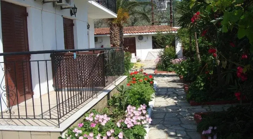 Houlis Apartments