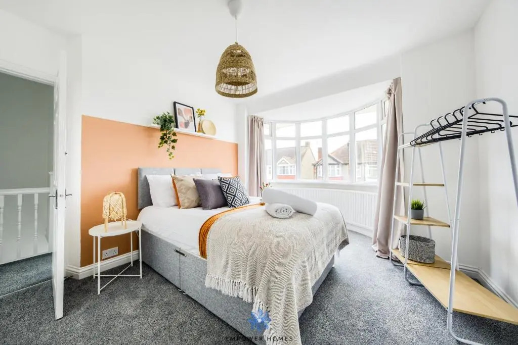Coventry Large Stylish 4 Bedroom House, Sleeps 8, Private Parking, by EMPOWER HOMES rates incl VAT
