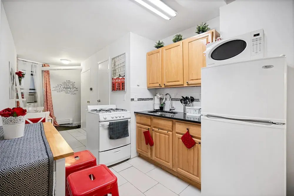 Chelsea Condo - Near Restaurants, Shops, & Trains