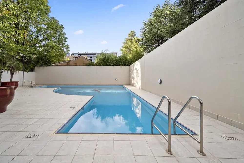 Inner-city 2-bed With Parking, Pool, Gym & BBQ