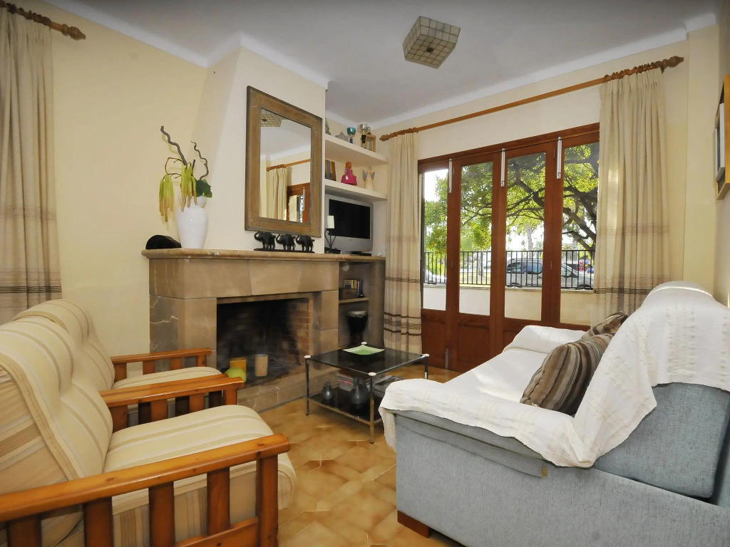 Well maintained house with garden 100m from the beach, patio, BBQ and wifi