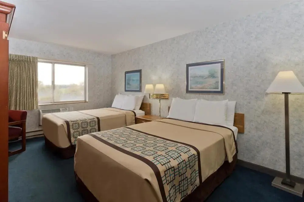 Days Inn by Wyndham Rockford I-90 Walking Distance to Casino