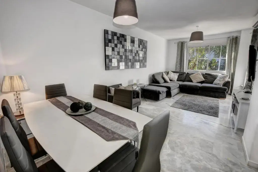TIMON II, Luxury 3 bedroom Beachside Apartment