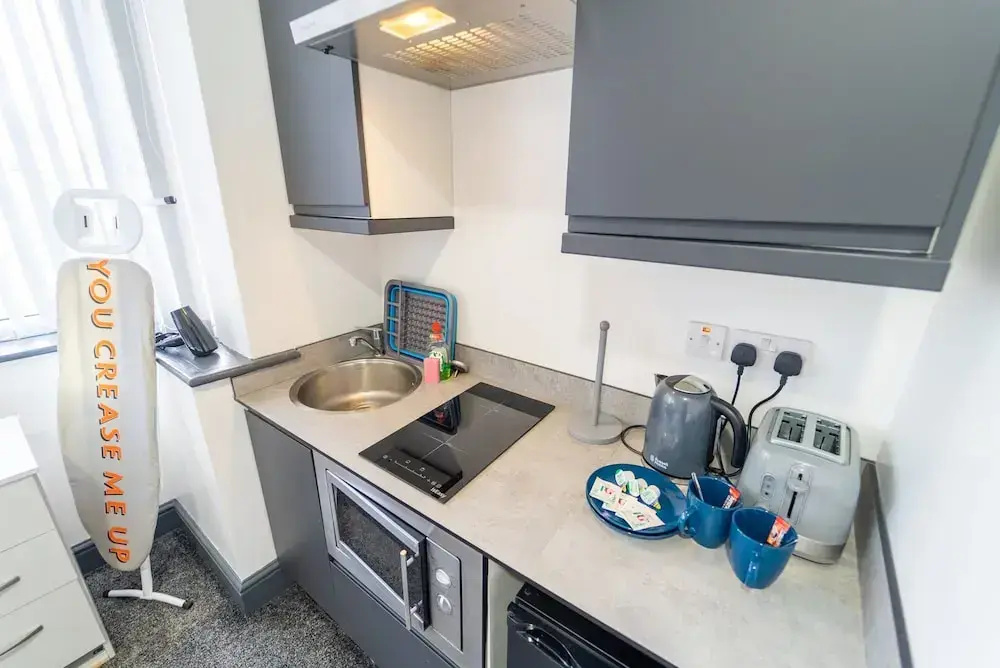 76 Bournbrook Road Equipped Studios Near QE