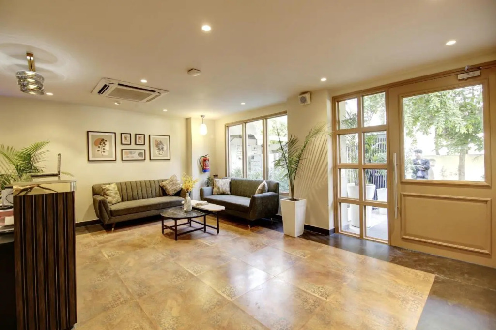 Saltstayz Select - Golf Course Road & Sector 27