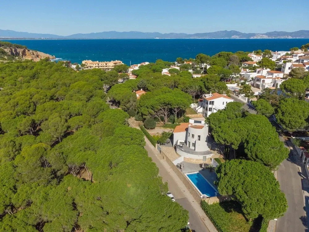 Holiday Home in Lescala Near Platja Cala Montgo