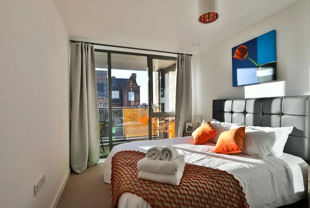 2 Bed 2 Bath flat close to underground