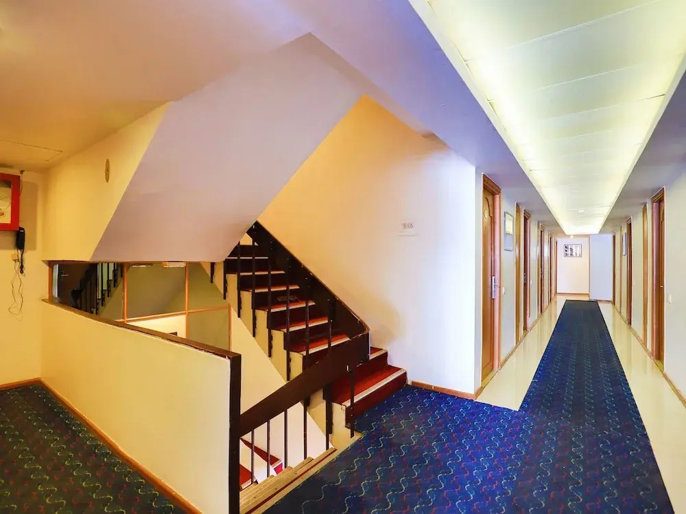 OYO 9677 Hotel Surya