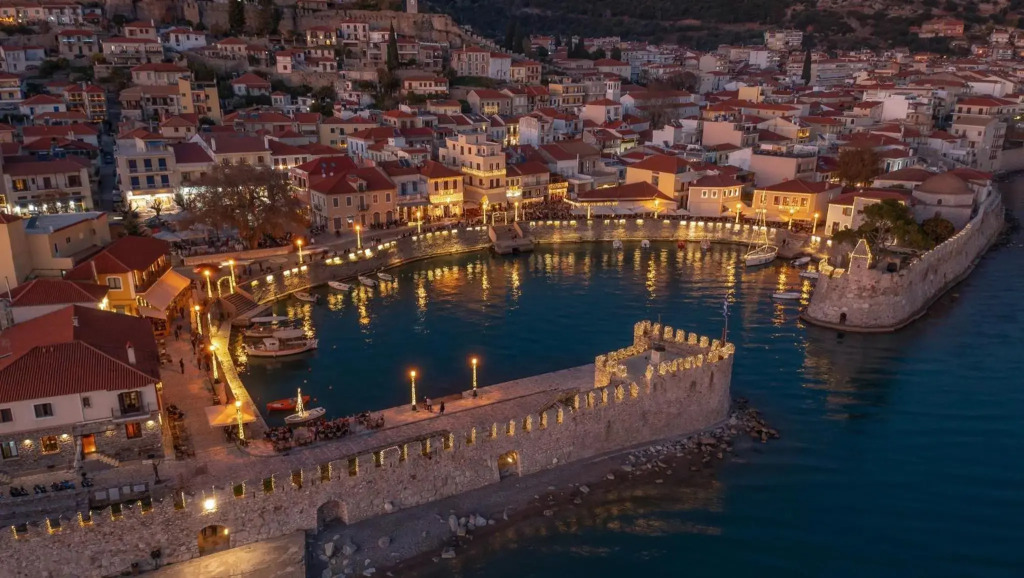 NAFPAKTOS Beach luxury Suites