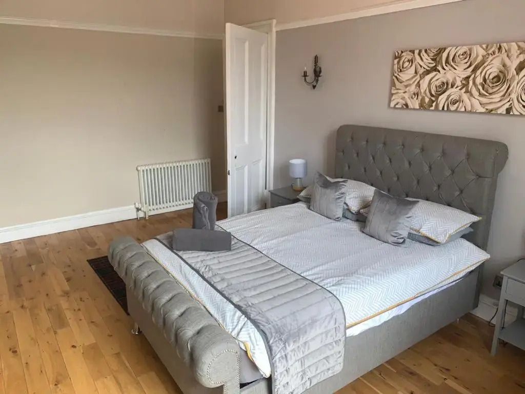 WEST END - Stunning, spacious, 3 bedroom, main door flat with private parking