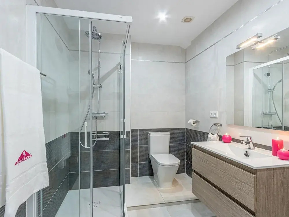 Modern Furnished Apartment Near Shops and Restaurants
