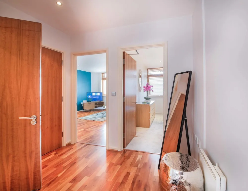 Stylish Central Reading Apartment with Free Parking