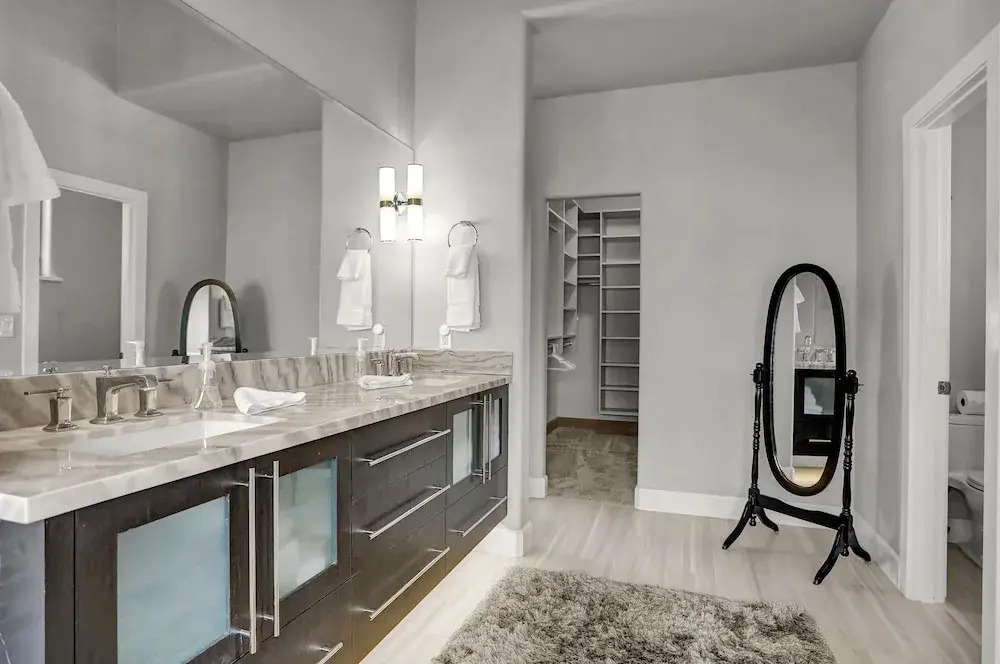 New Listing! Dazzling Custom , Near Skiing 5 Bedroom Home