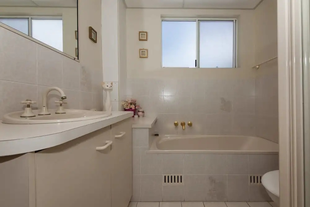Kristie Court 2, 7 Weatherly Cl close to the beach with WiFi