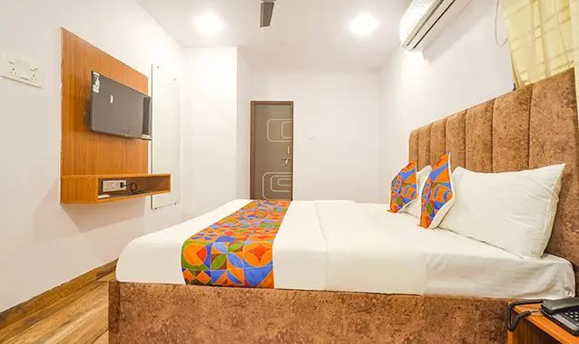 FabHotel Midnight Inn