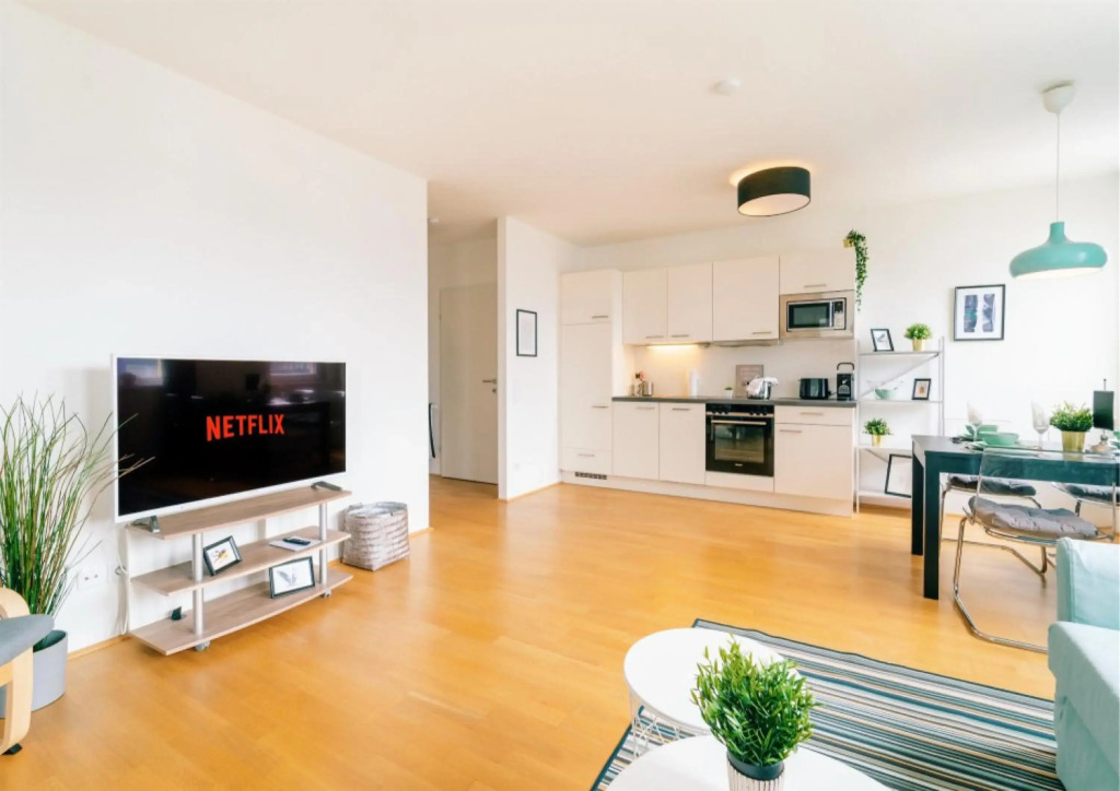 King Bed Home & Smart Tv 1 min to Metro