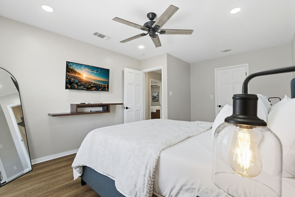 Rivers Oaks-the Ranch House Pool & Hot-tub!
