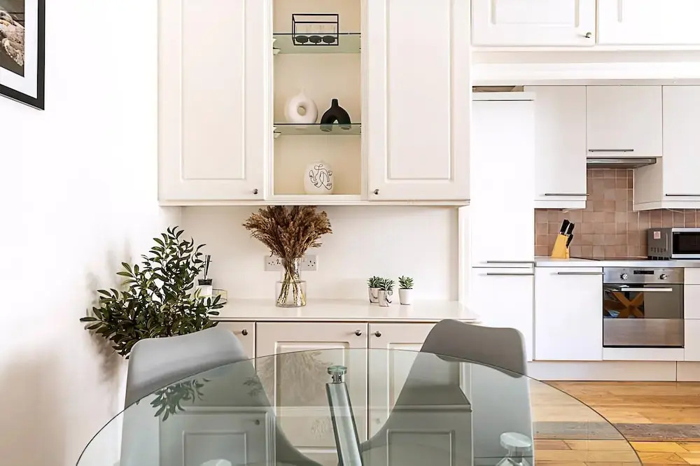 Modern 2 Bedroom Flat Near Queensway