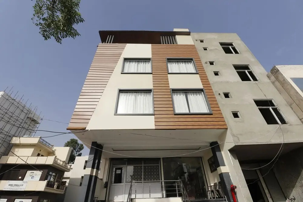 OYO 44021 Hotel Aura