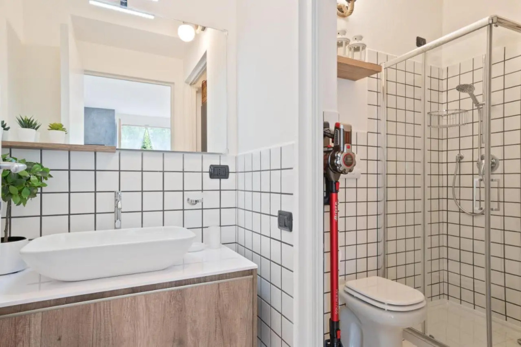 Guesthost - Ossuccio Apt with Ac, Balcony & Parking! (Adults Only)