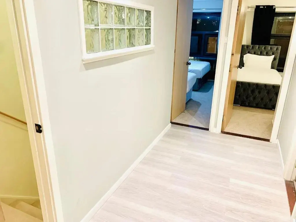 Glasgow City Centre G1 PENTHOUSE with RiverViews - Duplex (4 Bedrooms, 3 Bathrooms, Kitchen, 1 Living room, 1 Dining room, 2 Terraces, Triple Garage 3 Parking spaces 'e-charging', Top Floor, 2050 sq ft, Merchant City)