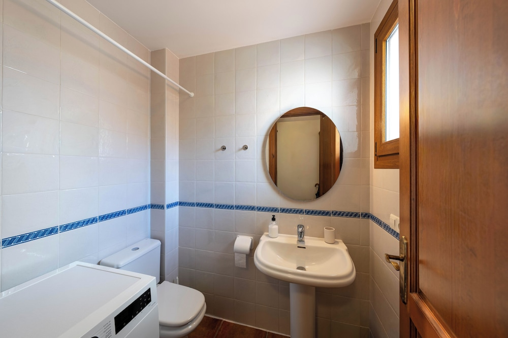 Spacious 4BR Townhouse - Rooftop Terrace