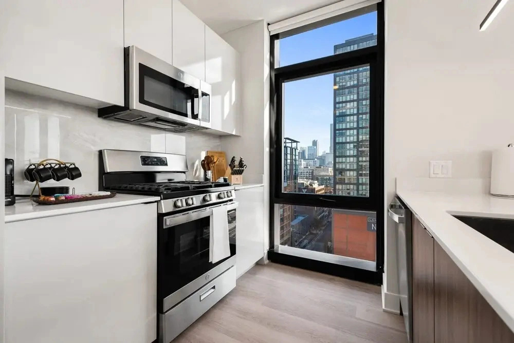 West Loop Oasis Walk to Dining Private Balcony