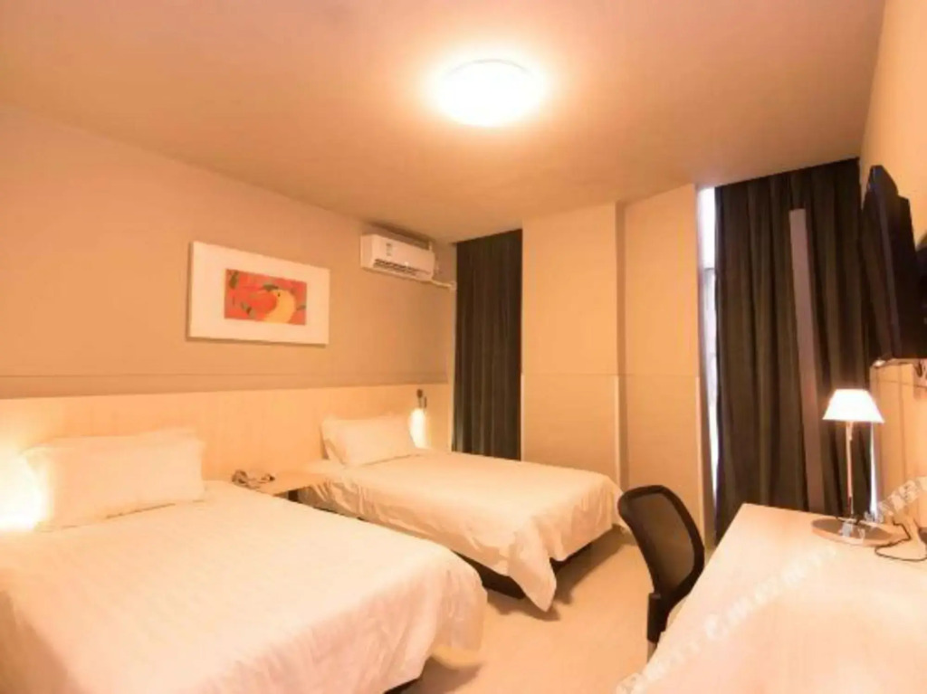 Jinbaizi Hotel (Guangzhou Zhongshan Yidongshankou Subway Station Store)