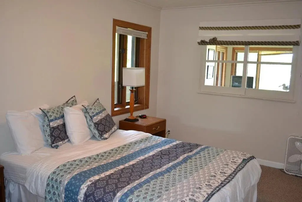 Buzz's Lakeside Inn