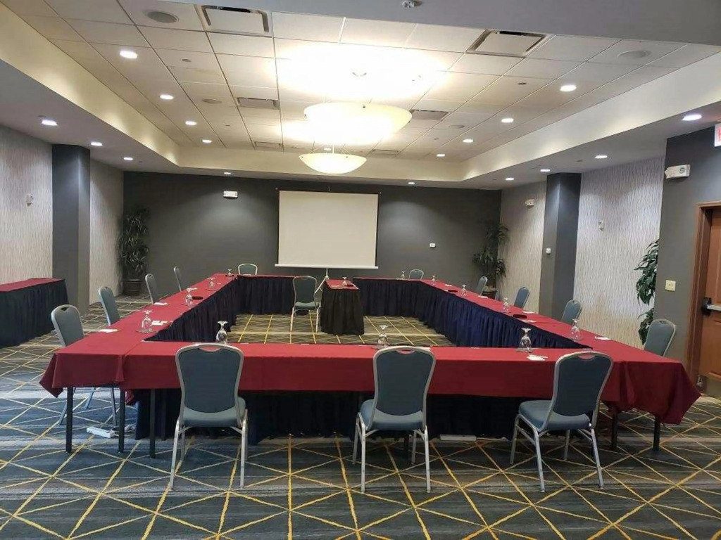 Holiday Inn & Suites Phoenix Airport by IHG