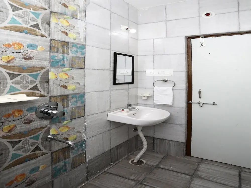 OYO 11075 Home Modern 3BHK Gulab Bagh