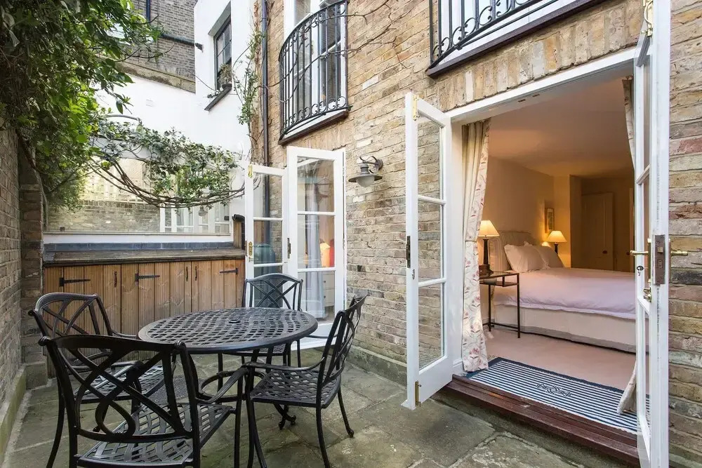 JOIVY Modern 2 bed flat in Central London, sleeps 6